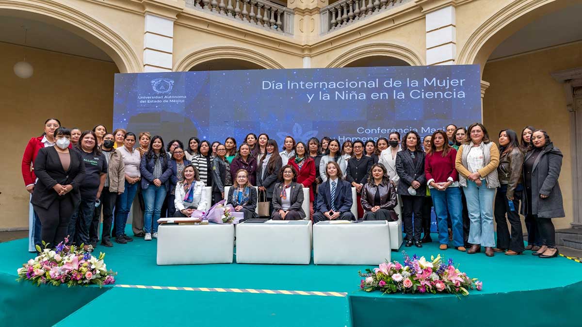 Conferencia de Ana María Cetto en la UAEMéx.