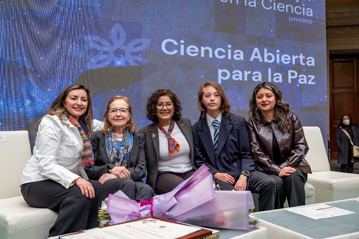 Conferencia de Ana María Cetto en la UAEMéx.