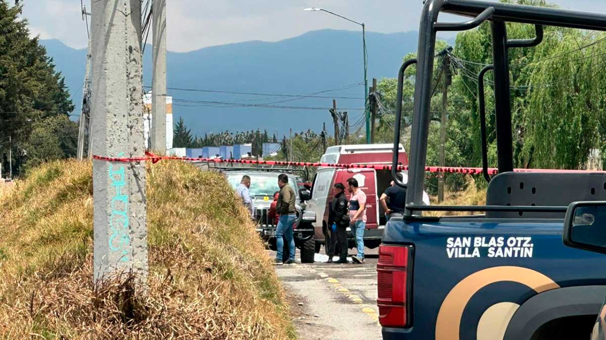 Abandonan cuerpo de un hombre con impacto de bala dentro de vehículo en Toluca