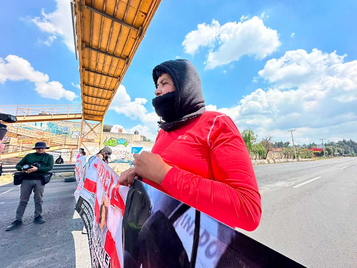 Cierran carretera México-Toluca para exigir búsqueda de gaseros desaparecidos en Toluca desde 2021.