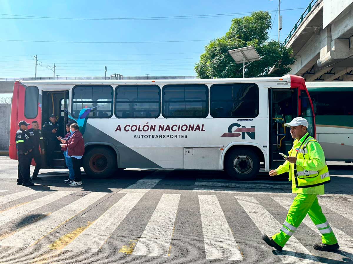 Chofer de autobús abandona su unidad y se da a la fuga por atropellar a ciclista.