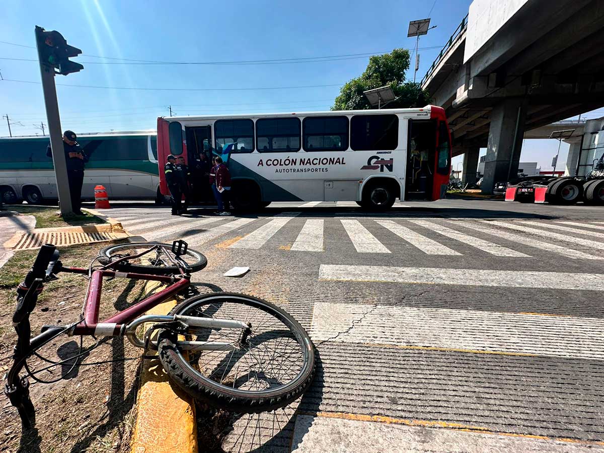 Chofer de autobús atropella a ciclista en Toluca y se da a la fuga
