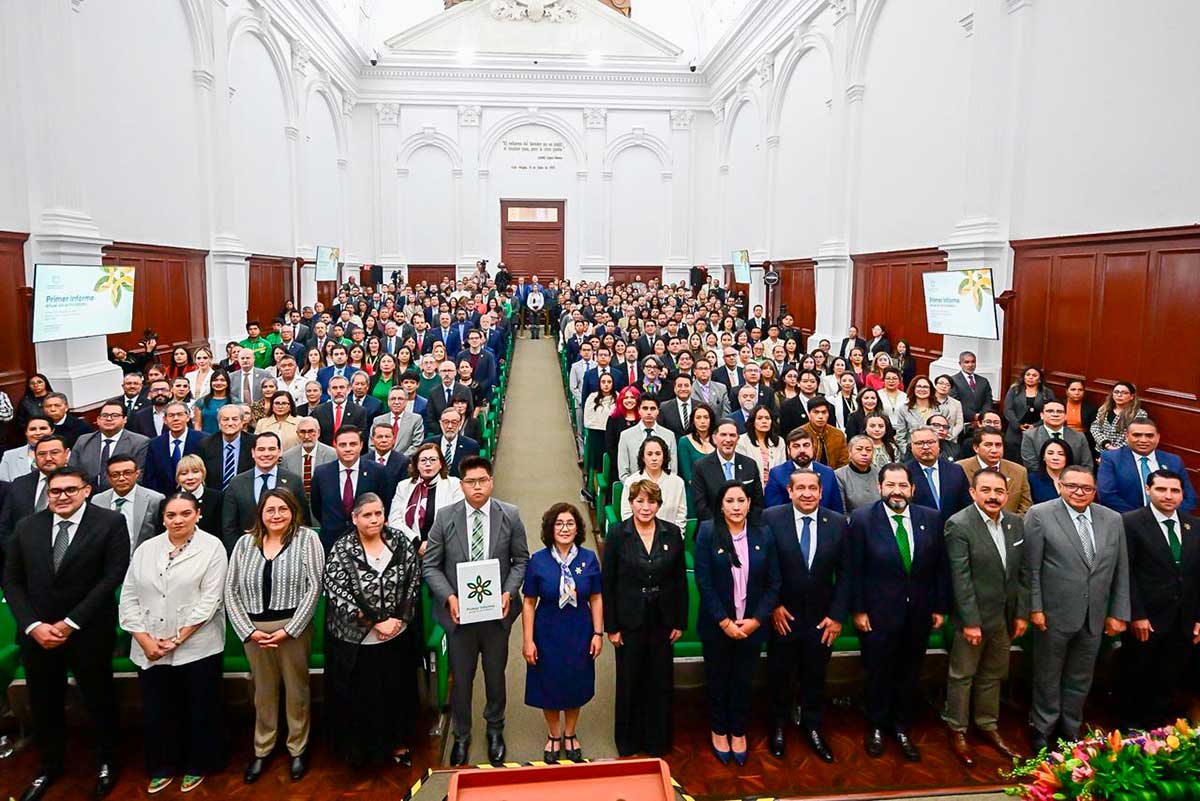 Delfina Gómez acompaña a la rectora Martha Patricia Zarza en su primer informe.