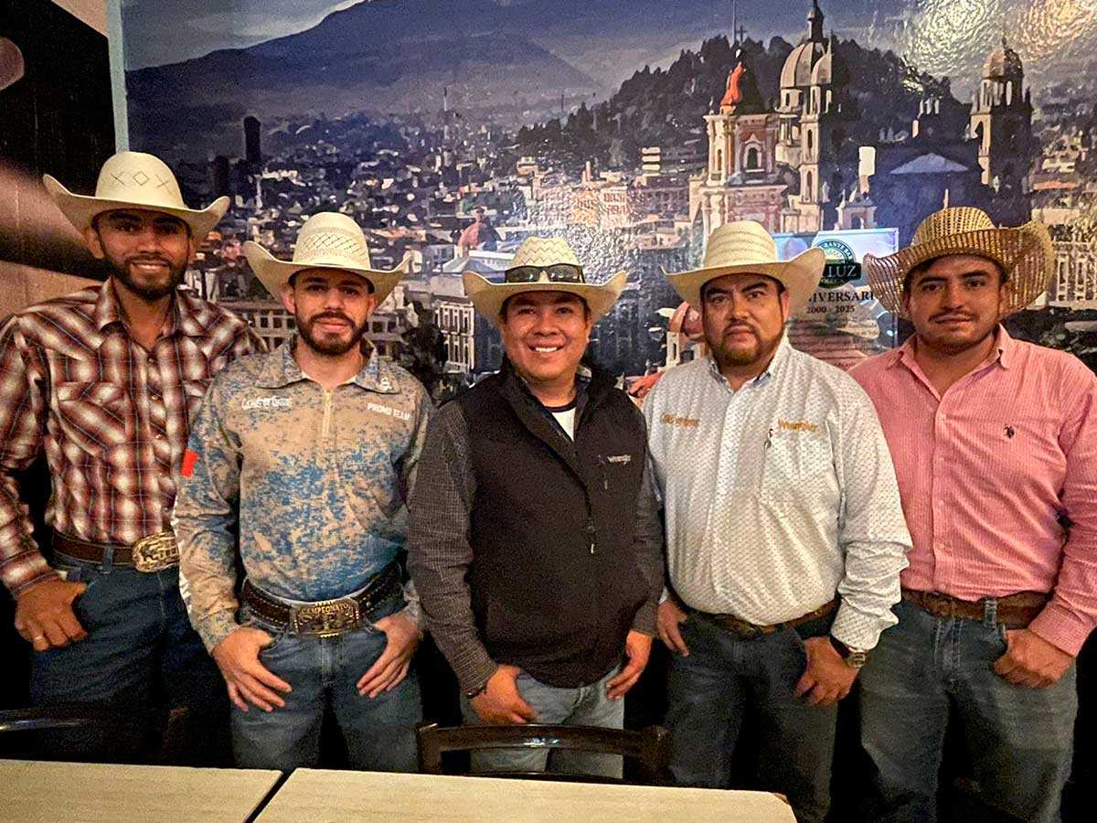 Anuncian el espectaculo Cuernos Chuecos en la villa Charra de Toluca.