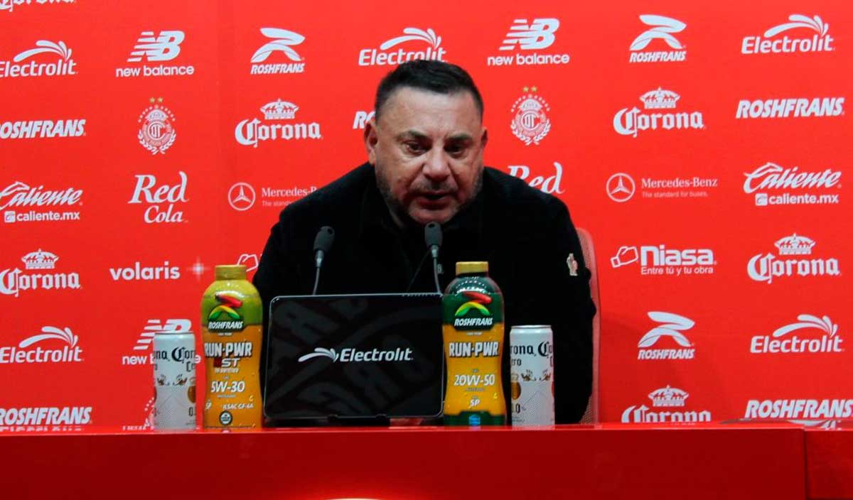 El técnico de los Diablos Rojos del Toluca, Antonio Mohamed en conferencia de prensa.