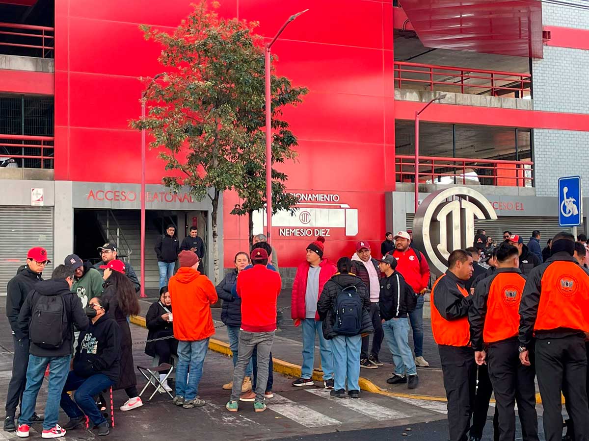 Fiebre escarlata: aficionados abarrotan el Nemesio Diez por jersey conmemorativo del Toluca