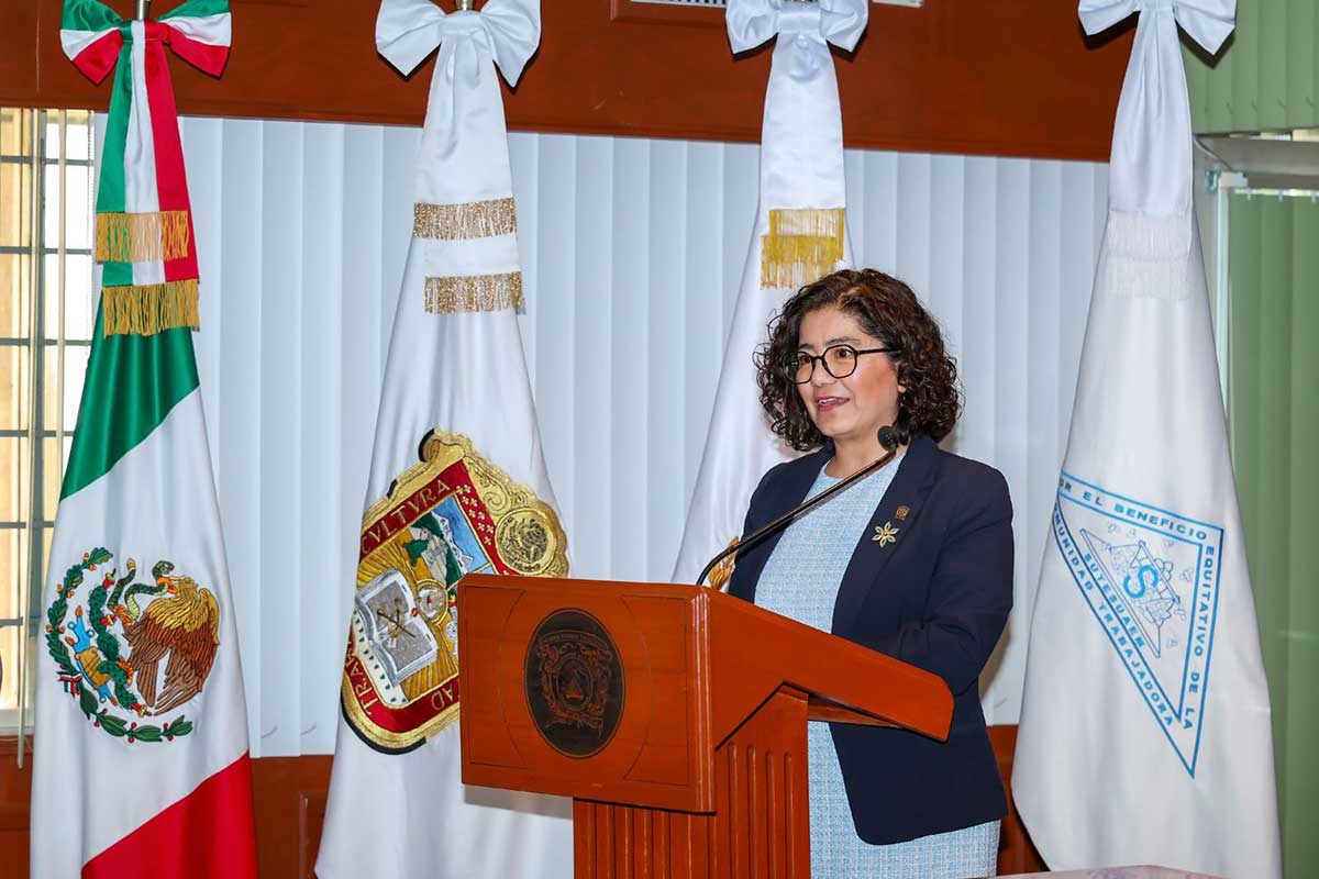 La rectora de la UAEMéx, Martha Patricia Zarza reconoce a mujeres universitarias.