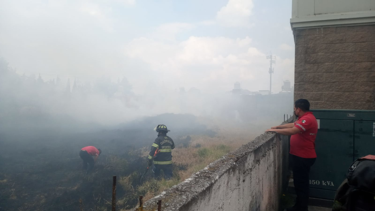 Quema de pastizales en Toluca.