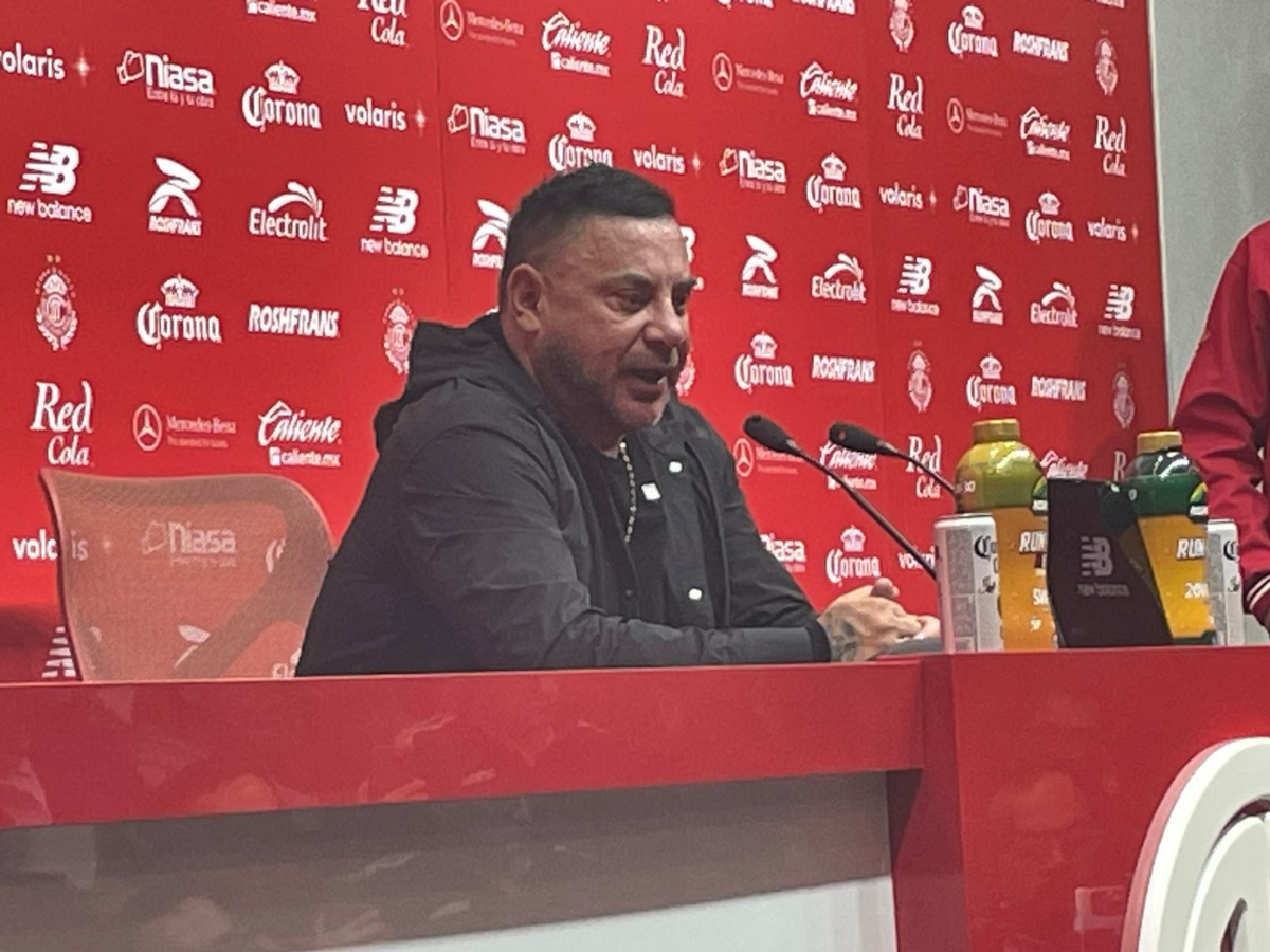 Antonio Mohamed en conferencia de prensa.