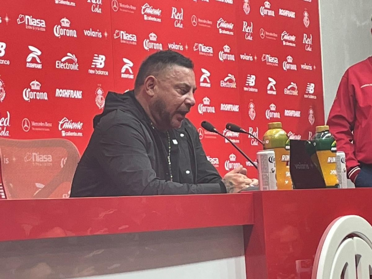 Antonio Mohamed en conferencia de prensa.