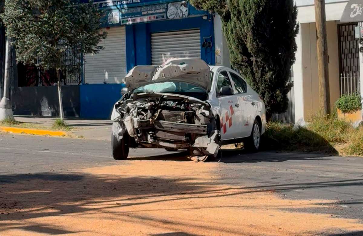 Patrulla del Ayuntamiento choca contra taxi en el centro de Toluca