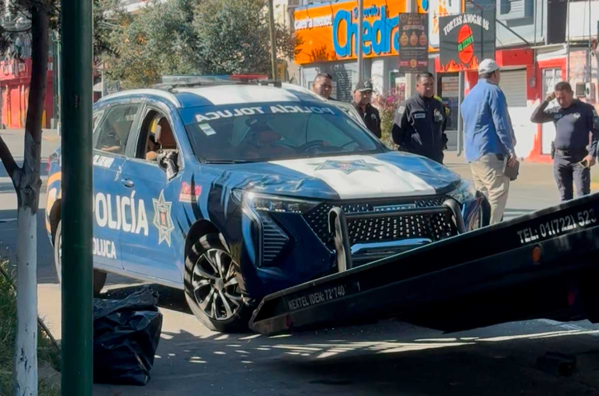 Choque entre patrulla y taxi en el centro de Toluca.