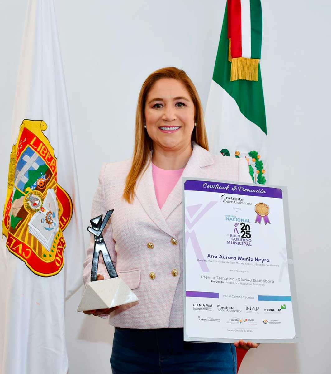 La alcaldesa de San Mateo Atenco, Ana Muñiz es premiada por su modelo educativo.