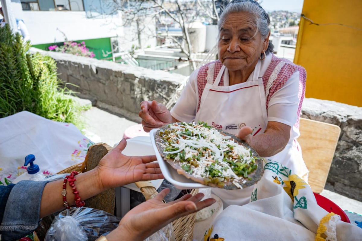 Toluca celebra la Feria del Huarache de la Teresona.