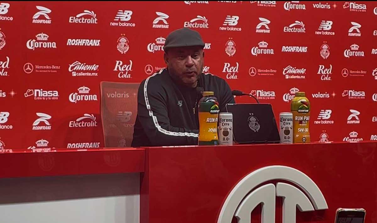 Antonio "El Turco" Mohamed en conferencia de prensa.