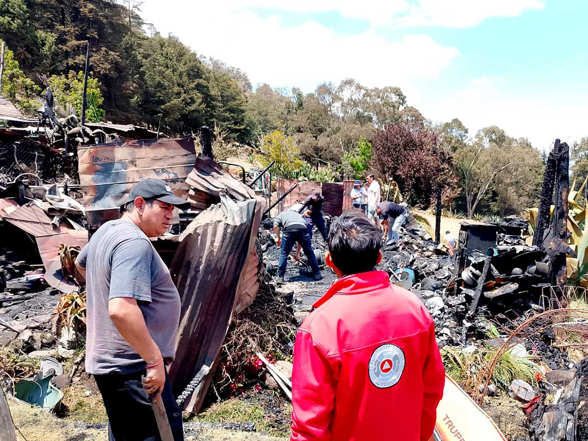 Atiende Gobierno de Toluca incendio en vivienda de Santiago Tlaxomulco