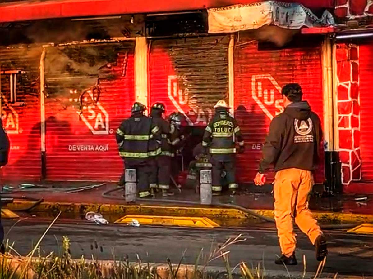 Bomberos de Toluca sofocan incendio.