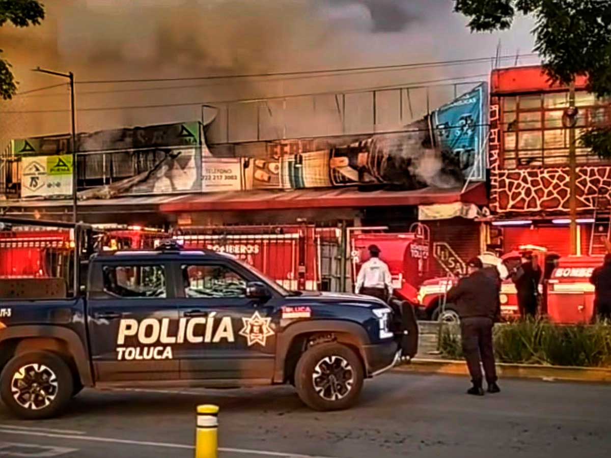 Atienden cuerpos de emergencia incendio en comercio de Valle Verde en Toluca