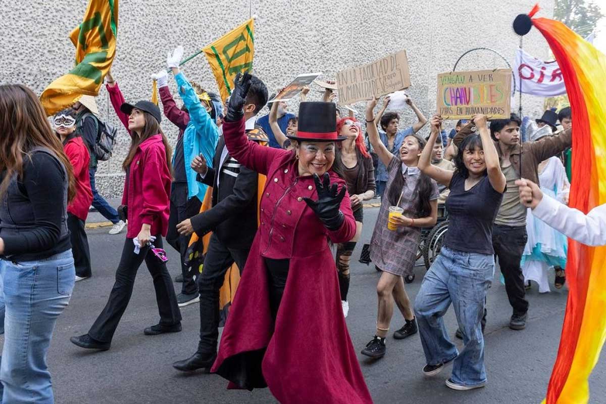 Comunidad teatral de Toluca llena las calles de arte por el Día Mundial del Teatro