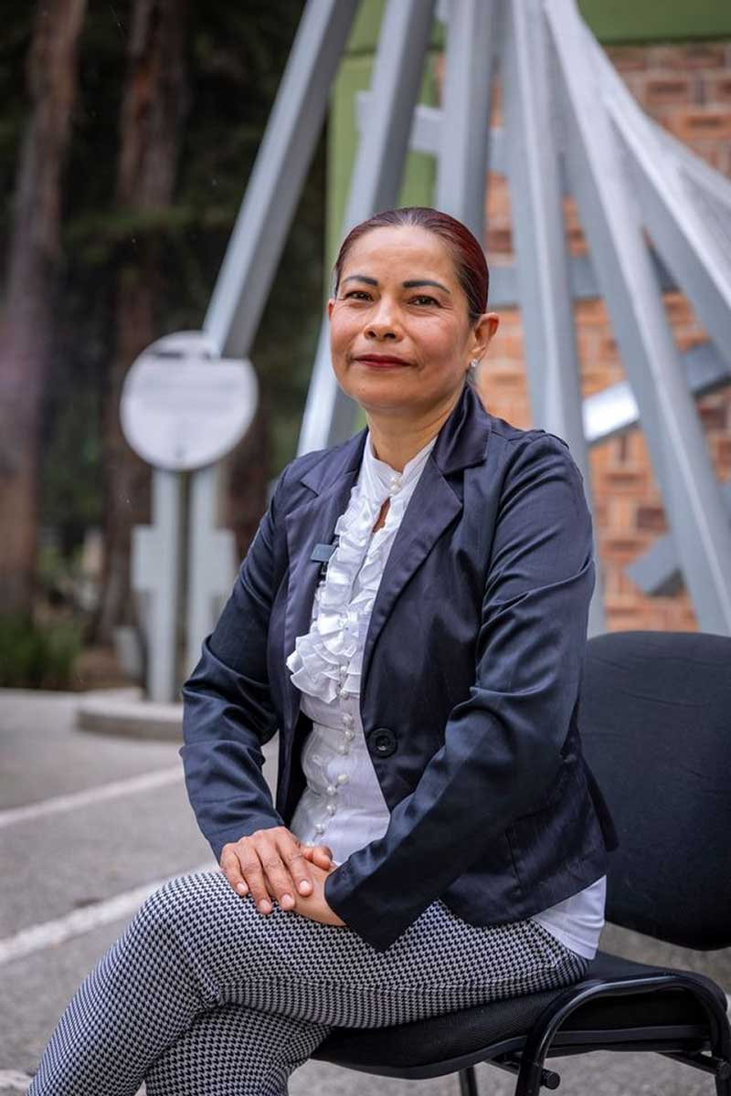 Egresada de la UAEM´pex recibe Presea Estado de México por labor periodistica.