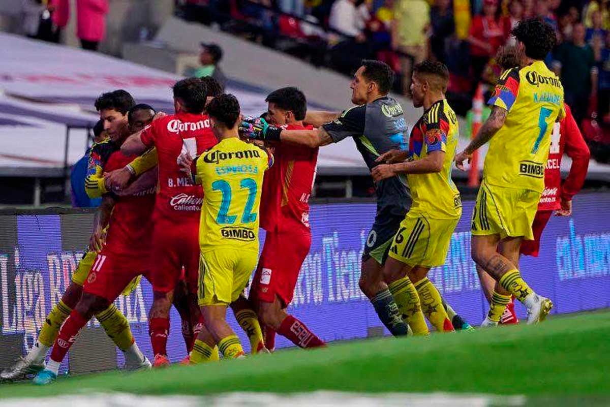 FMF sanciona a jugadores y técnicos tras bronca en el América vs Toluca