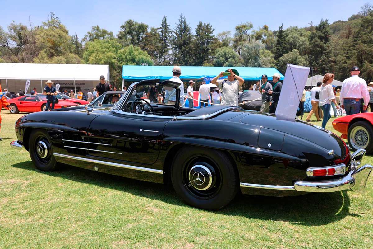 Exhibición de automóviles en Huixquilucan.