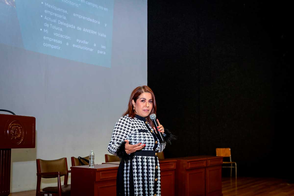 Conferencia en la UAEMés sobre formación universitaria.