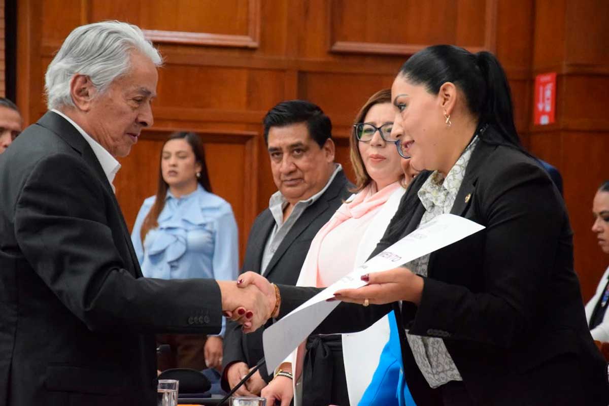 La Legislatura del Estado de México reconoce a periodistas.