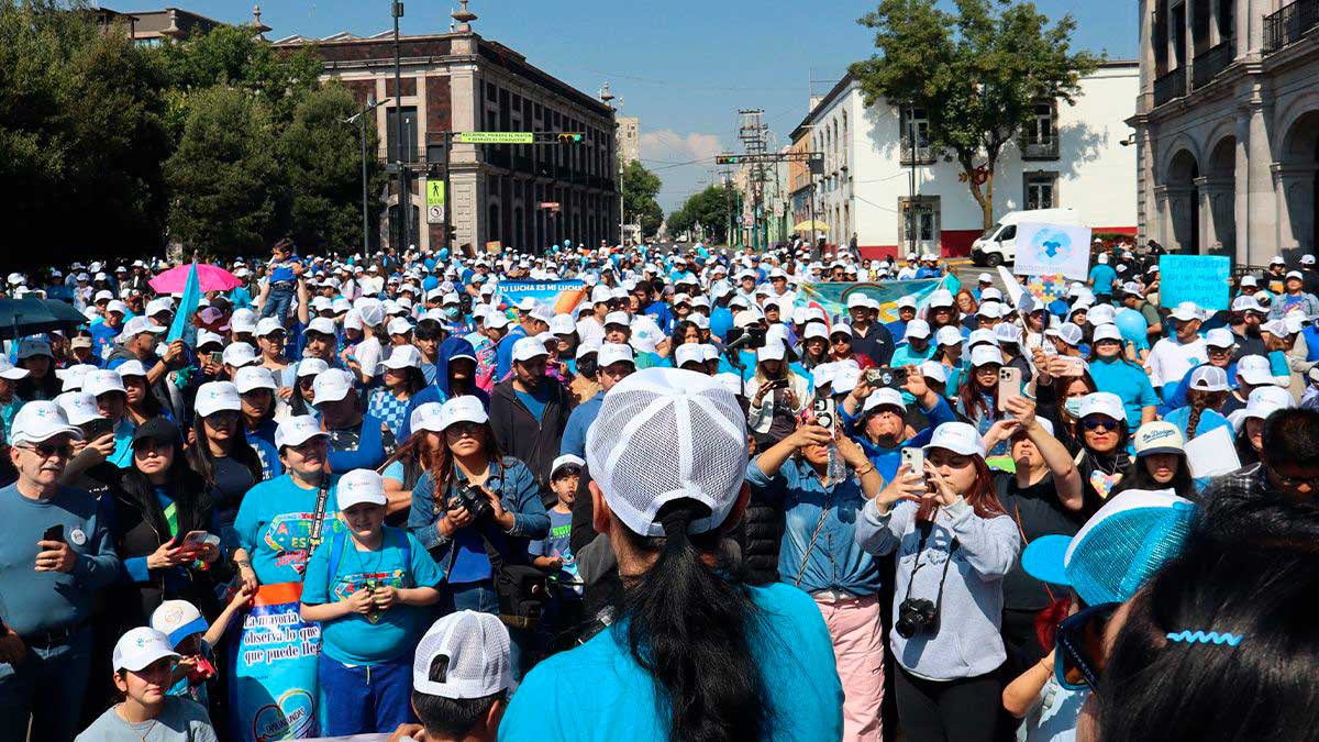 Miles de familias marchan en Toluca para visibilizar el autismo
