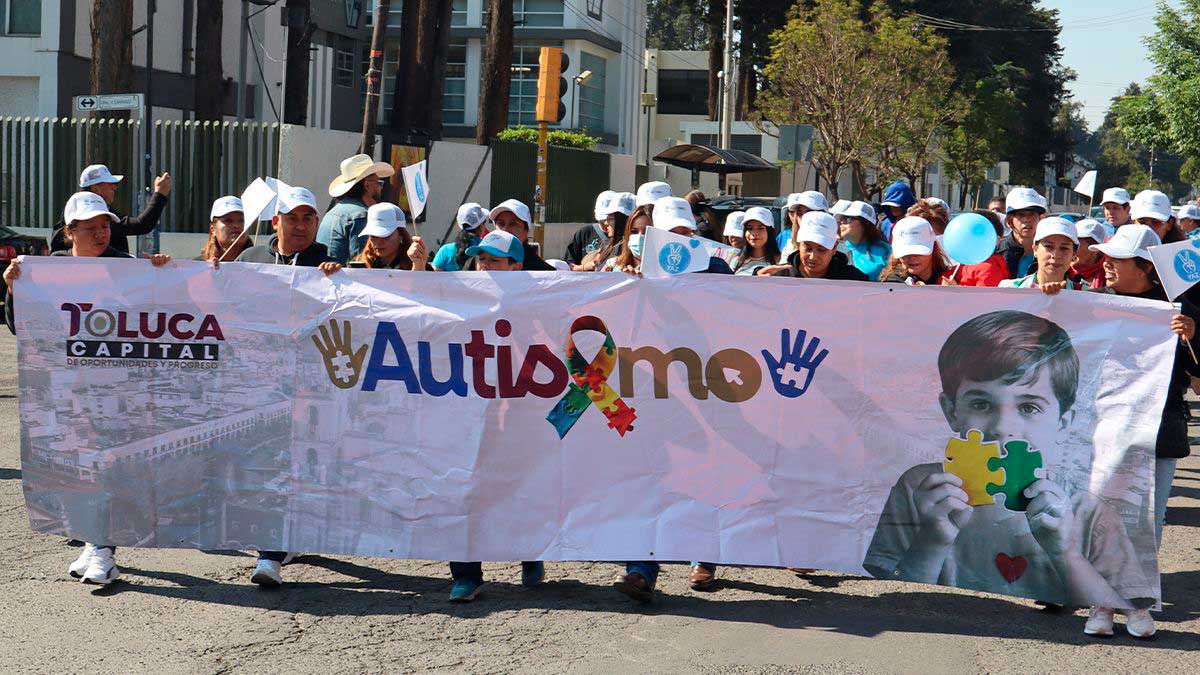 Marcha en Toluca para visibilizar el autismo.