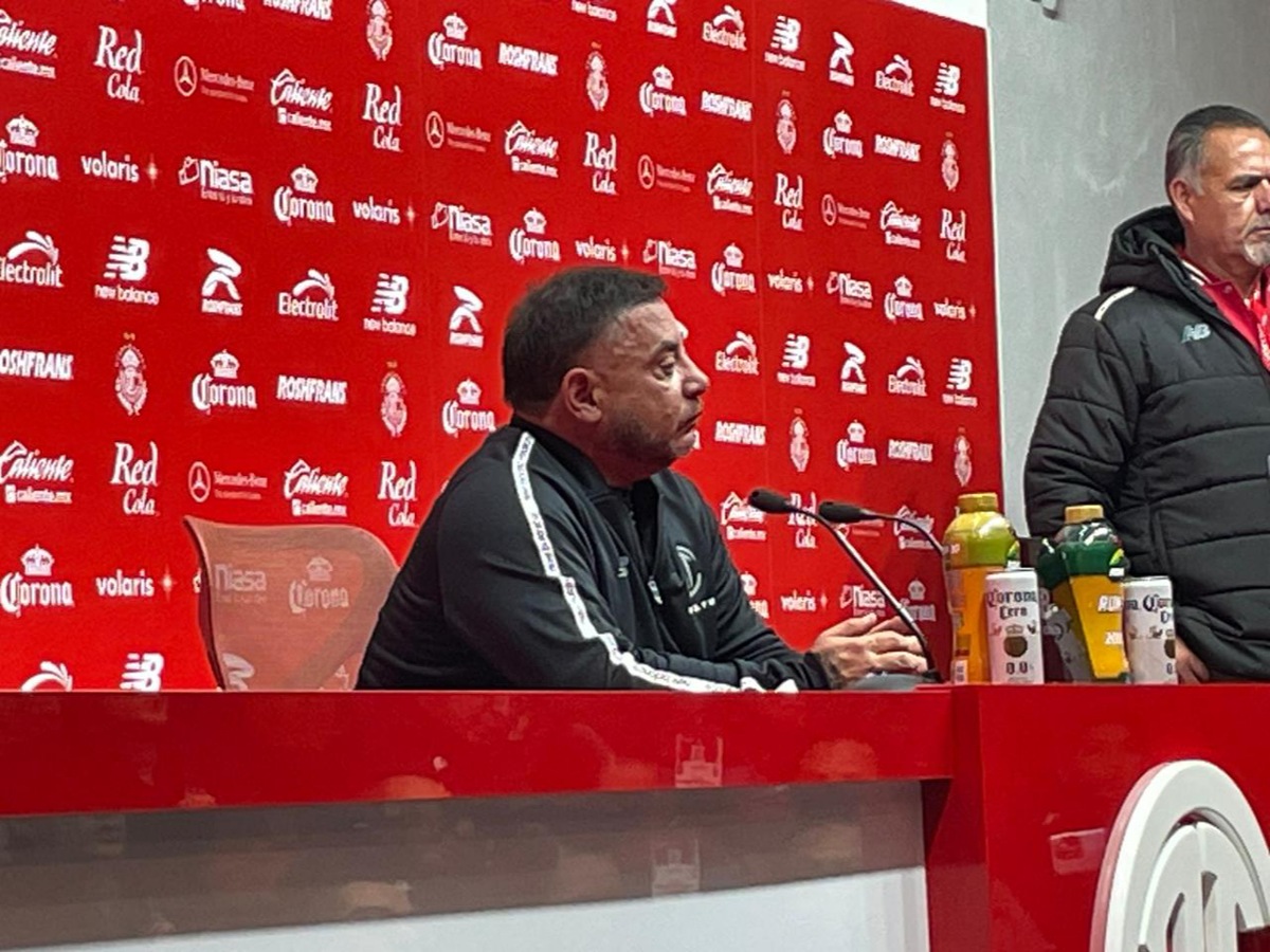 Antonio Mohamed en conferencia de prensa.