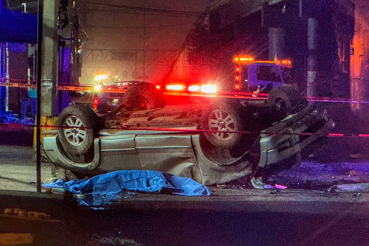 Muere un hombre tras caída de automóvil desde puente en la Toluca-Naucalpan