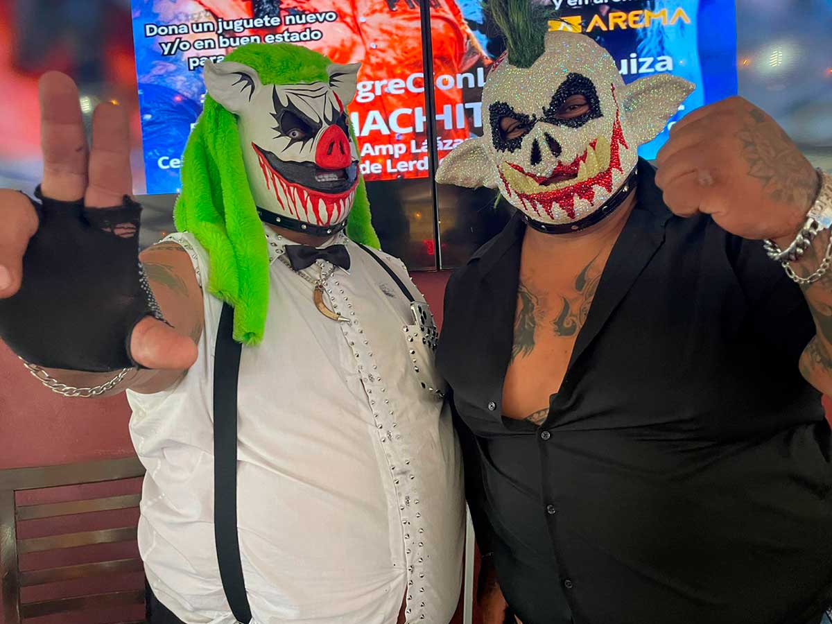 Puerquiza Xtrema firma autógrafos para su afición.