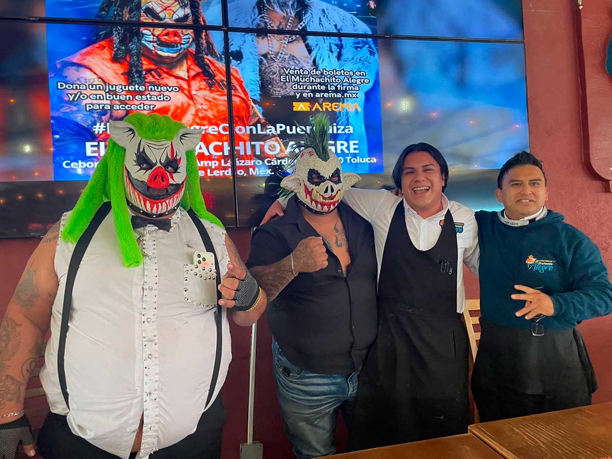 Puerquiza Xtrema convive con aficionados rumbo a función en Toluca
