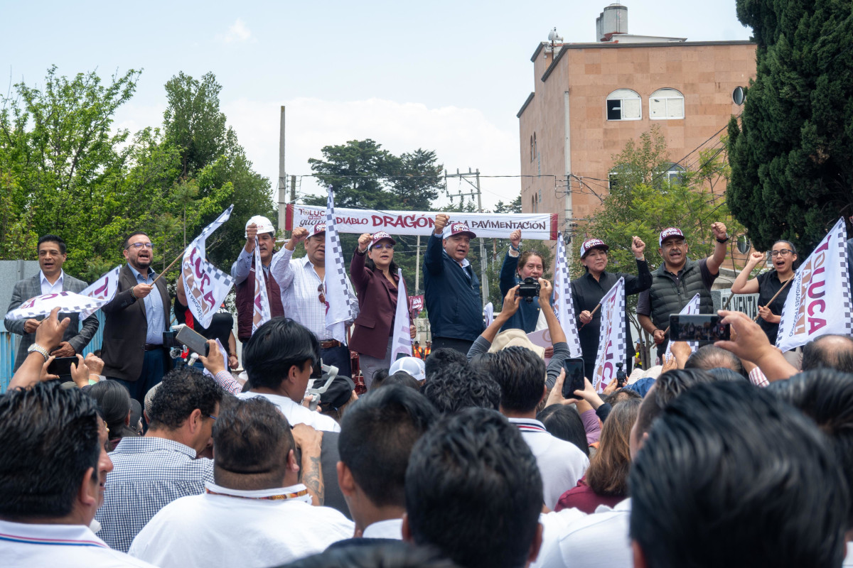 Trabajos de pavimentación en Toluca.