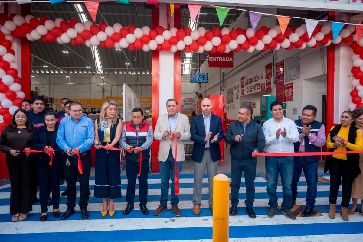 Alcalde de Toluca Ricardo Moreno inaugura tienda comercial.