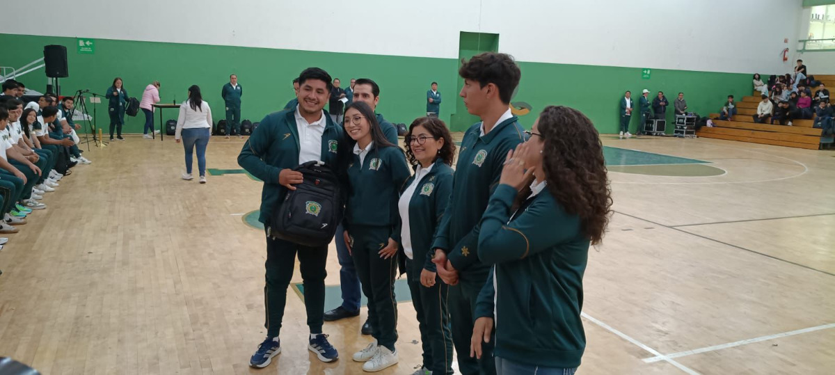 Rectora abandera a deportistas de la UAEMéx.