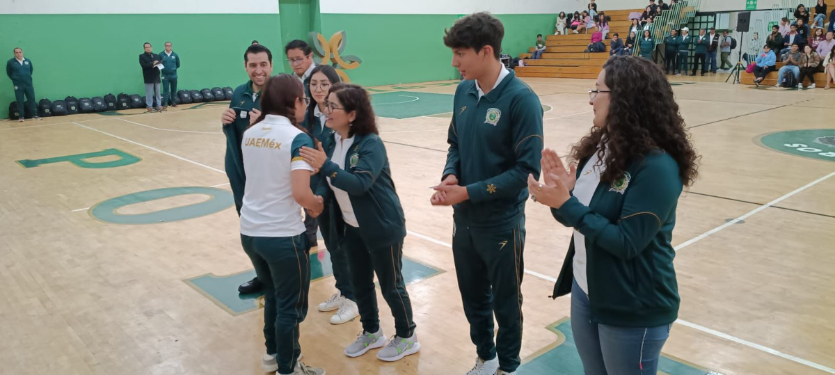 Rectora abandera a deportistas de la UAEMéx.