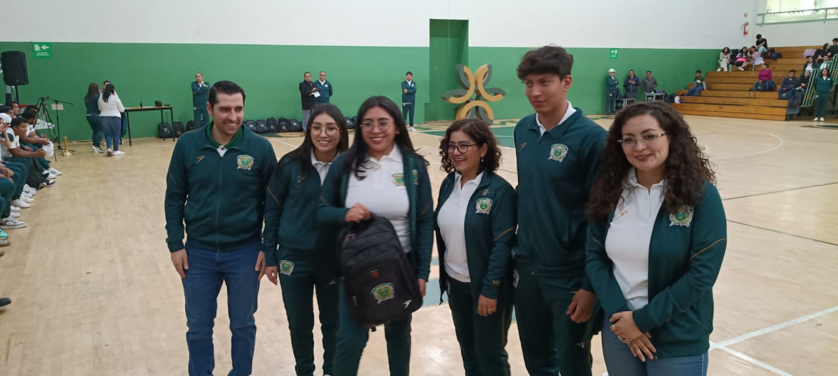 Rectora abandera a deportistas de la UAEMéx.