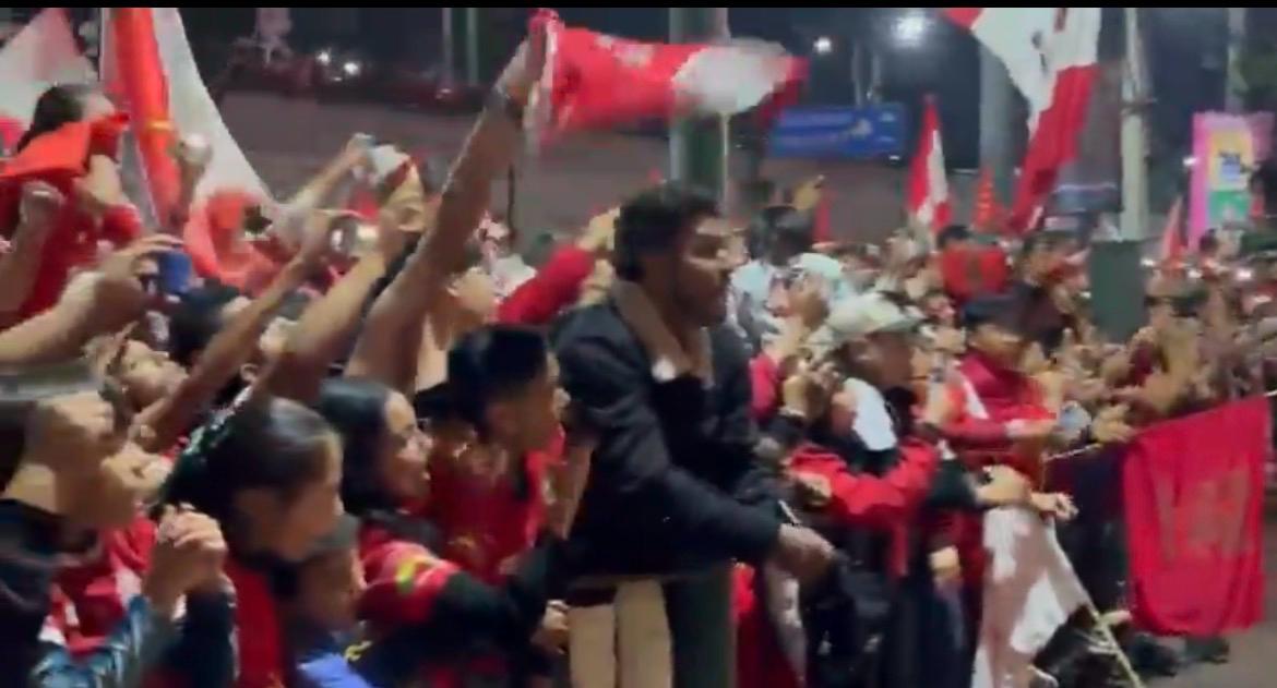 Afición de los Diablos Rojos le da serenata al equipo.