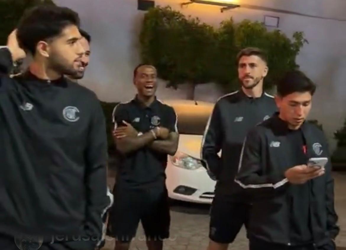 Afición del Toluca le da serenata al equipo.