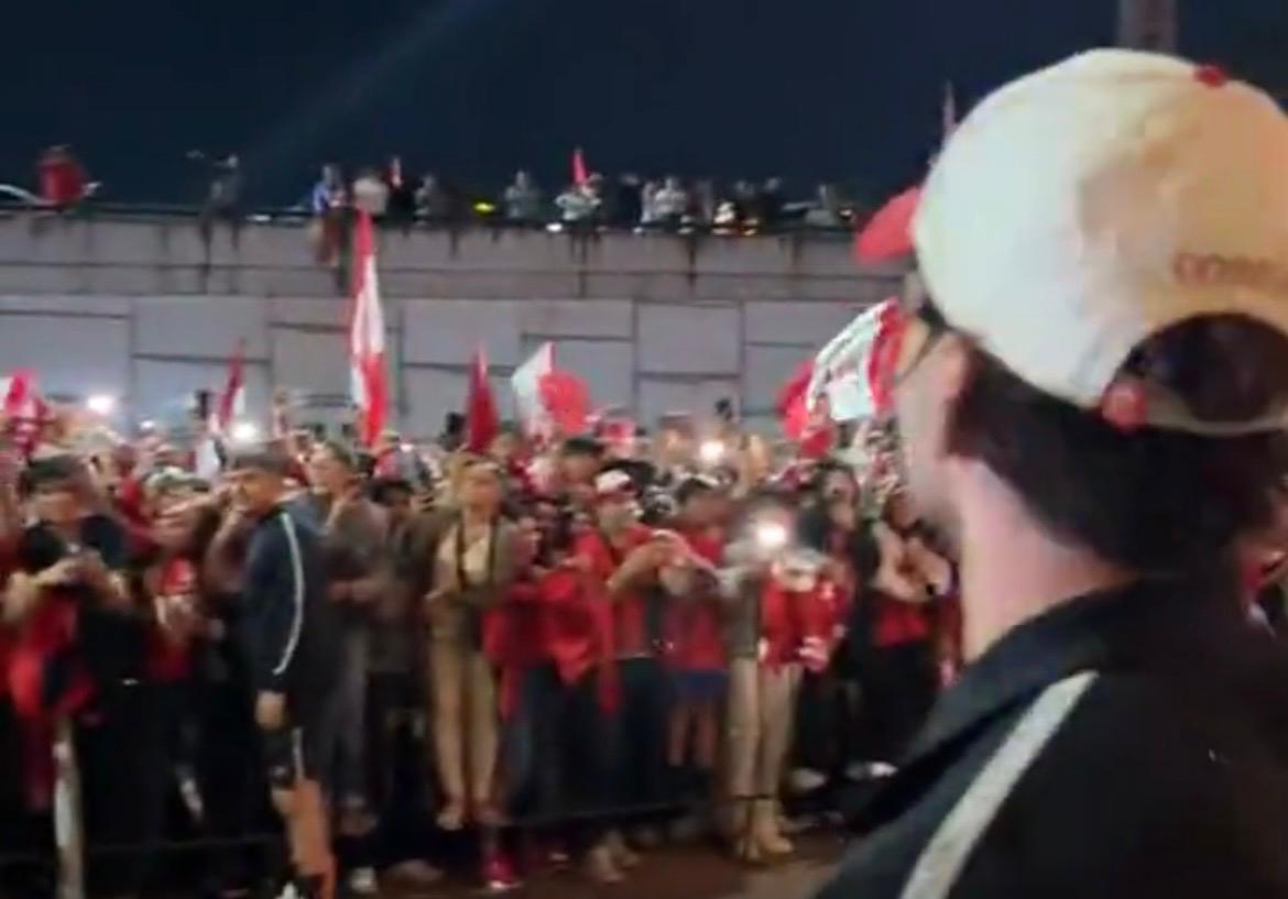 Afición del Toluca le da serenata al equipo.