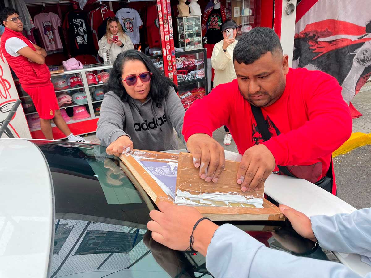 Aficionados del Toluca rotulan 20 mil automóviles.