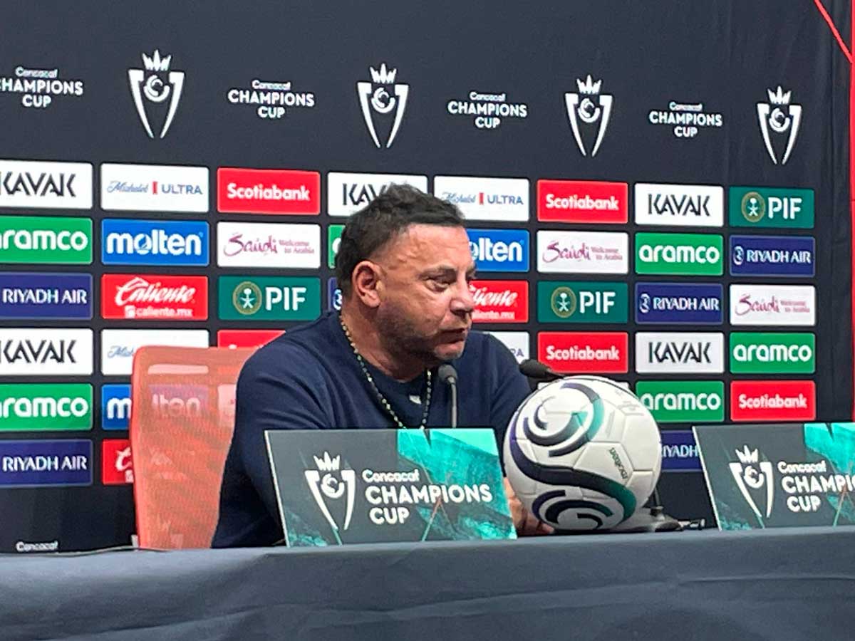 Antonio Mohamed en conferencia de prensa.