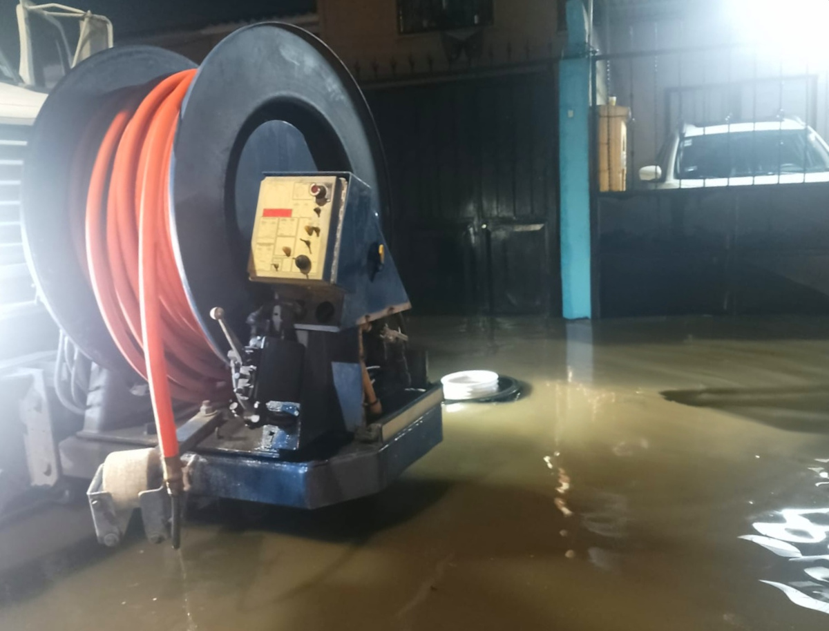 Toluca atiende afectaciones por las lluvias del domingo.