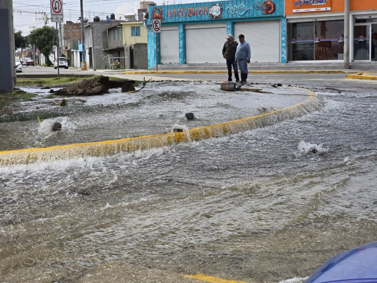 Fuga de agua en Toluca.
