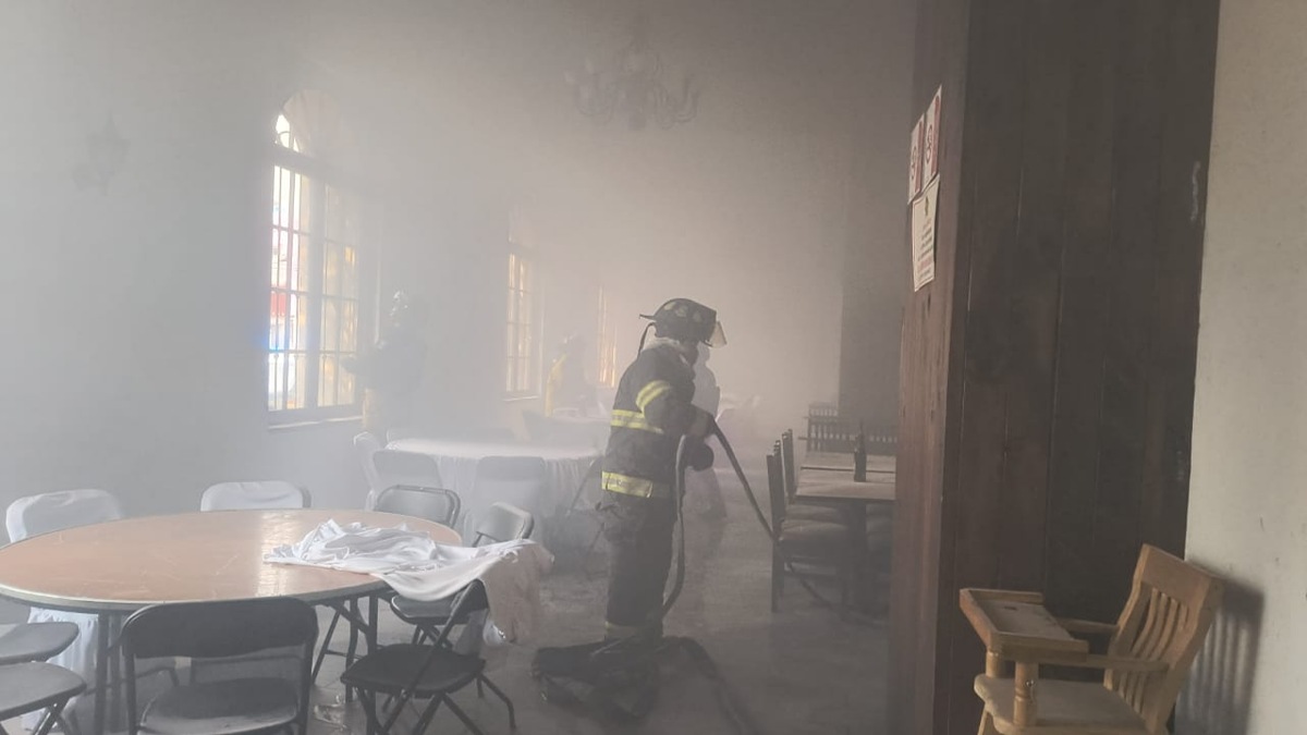 Controlan incendio en plaza El Molino en Toluca.