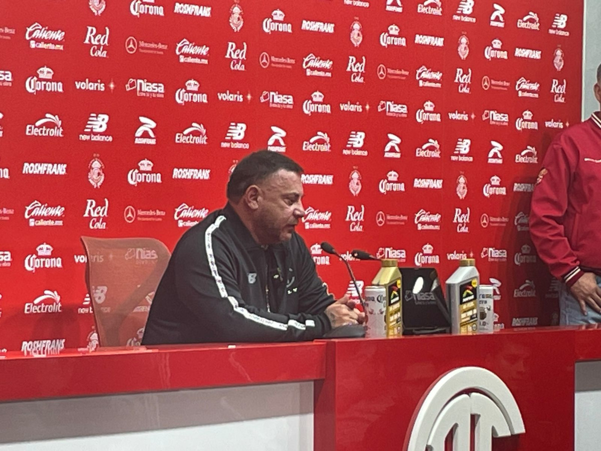 Antonio Mohamed en conferencia de prensa.