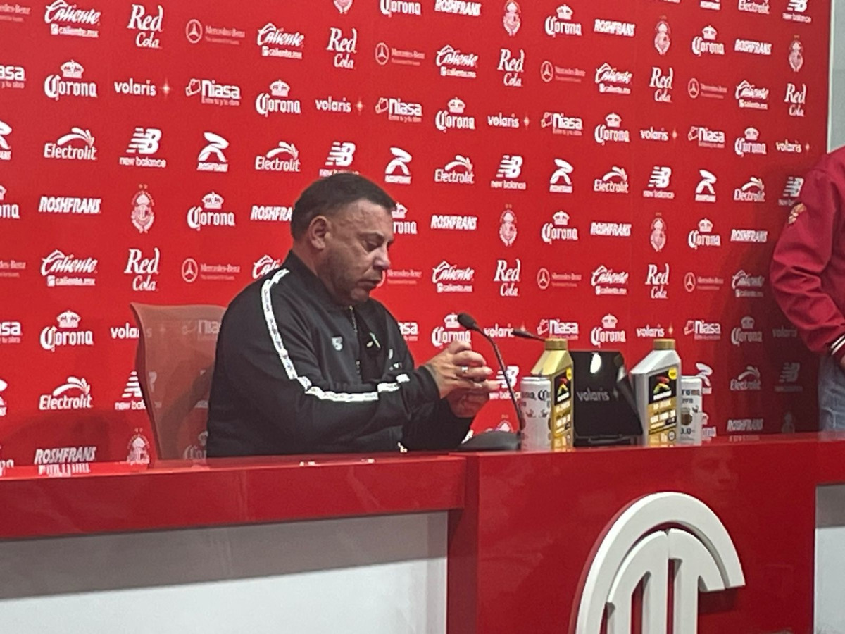 Antonio Mohamed en conferencia de prensa.