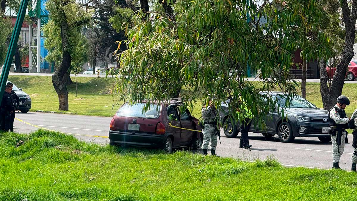 Hallan cuerpo de una mujer en la cajuela de un automóvil sobre Paseo Tollocan